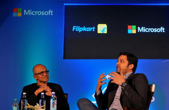 2月,微软CEO纳德拉(左)和Flipkart首席执行长Binny Bansal出席班加罗尔的一个新闻发布会。