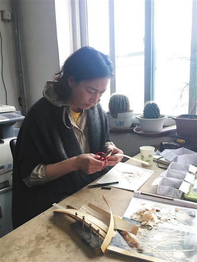 冯娟在以芦苇为原料制作芦苇画。