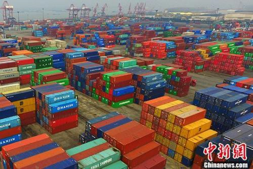 资料图：南京龙潭港摆放着的进出口集装箱。中新社记者 泱波 摄