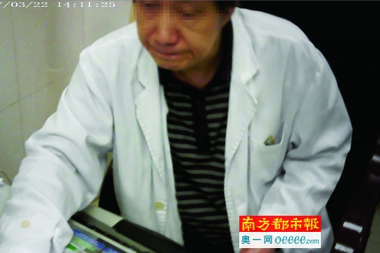 深圳市人民医院脊柱外科医生陈×明按照小林写好的处方药名开处方单。