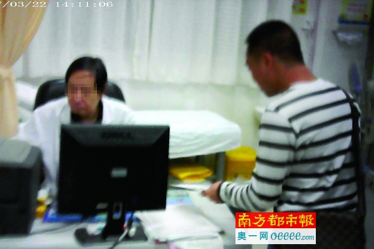 小林来到深圳市人民医院脊柱外科医生陈×明门诊办公室，把写好的处方药名给对方。