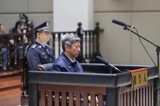 4月20日，张越（右）在庭审现场。新华网图