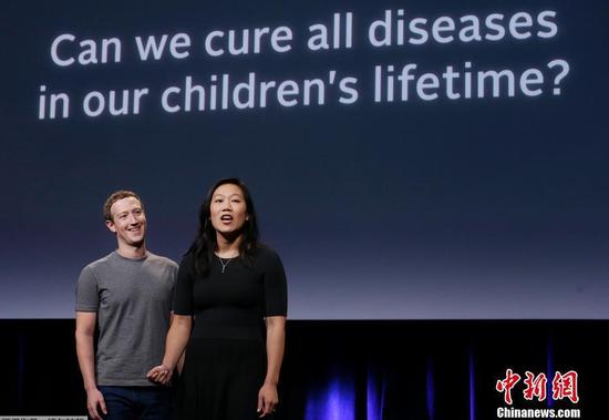 当地时间2016年9月21日，美国旧金山，Facebook CEO马克-扎克伯格（Mark Zuckerberg）及其妻子普里西拉·陈（Priscilla Chan）当日在宣讲会上承诺，将在未来10年中投入超过30亿美元，用于研究疾病的治疗。