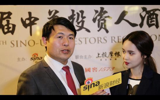 中国著名经济学家高连奎接受新浪财经特派员王欢悦采访（摄影师：朱旭坤）