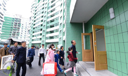 资料图片：朝中社4月18日提供的照片显示，居民4月17日迁入位于朝鲜平壤市黎明大街的新居。