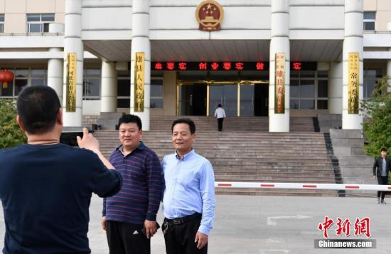 河北雄县人民政府门口,市民拍照留念。 中新社记者 翟羽佳 摄