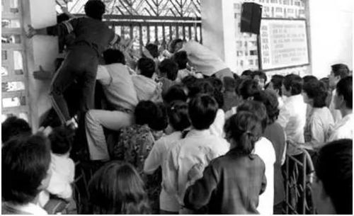 1988年中国物价疯涨,图为中国某城市市民抢购食盐的场景
