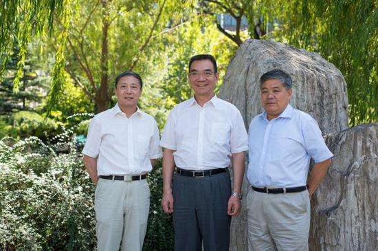 从左至右:蔡昉、林毅夫、李周
