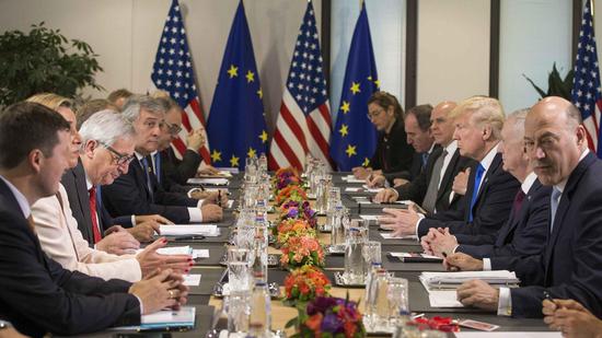 图说：美国总统特朗普25日与欧盟领导人举行会晤