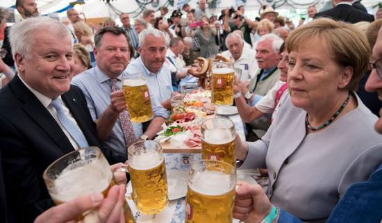 默克尔在慕尼黑啤酒节上称二战后可靠的欧美关系“在某种程度上已经结束”