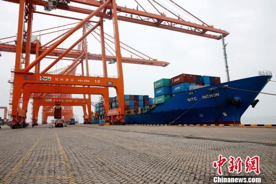 资料图：一艘外轮停靠在集装箱泊位卸货。　曾开宏 摄