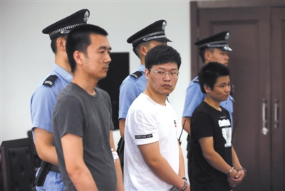 昨日，智联招聘员工申欢（左一）李超（左二）和从他们手中购买简历的余秋云（左三），被控侵犯公民个人信息罪受审。新京报记者 王贵彬 摄