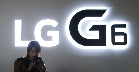 世界移动大会上展出的LG G6智能手机。资料图
