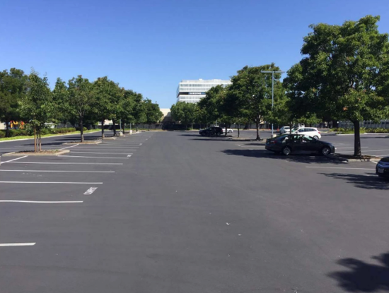 上午10点，乐视北美总部的停车场空荡荡，车子寥寥可数。