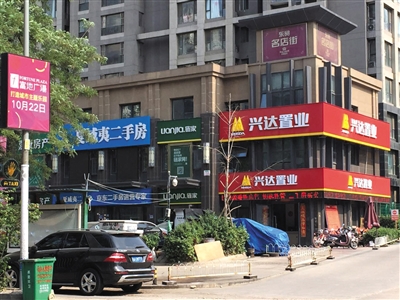 行宫西大街上，中介云集，两三家中介门店比邻而居很常见。