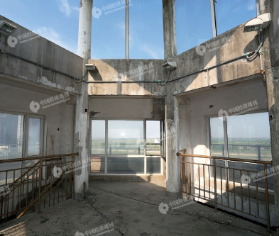 废弃建筑物的内景，钢筋水泥裸露。