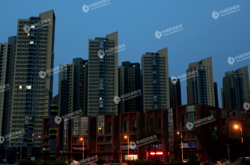 入夜后，已交付的几处高层住宅零星亮起灯光。