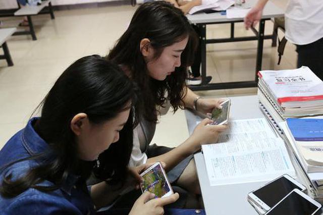 2017年6月15日，湖北省襄阳市，几名女大学生在学校图书馆“开黑”玩王者荣耀。据统计数据显示，在王者荣耀游戏玩家中，女大学生占了11.6%。