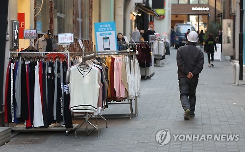 资料图片:首尔著名购物区明洞略显冷清。(韩联社)