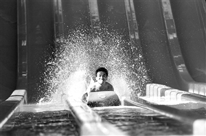 游客从水上滑道急流而下 资料图片