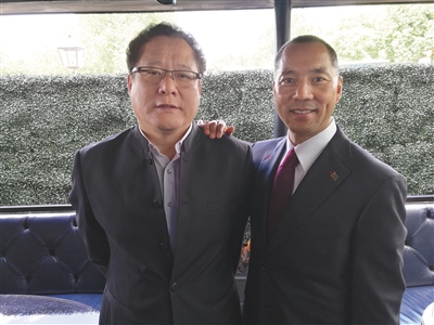 葛长忠（左）与郭文贵（右）合影。本版图片/警方供图