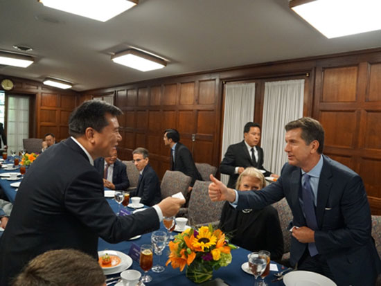 2017中美企业家峰会上，苏宁控股集团董事长与强生CEO亚力克斯.戈尔斯基交换名片