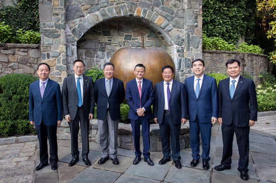 中美企业家峰会举行 与会八家中企资产总量超