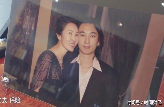 图为万达集团董事长办公室：王健林在桌上摆放着妻子和儿子的合影