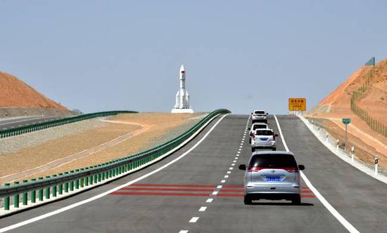 高速公路为出行者提供高品质服务，侧重效率实现。图为本月15日刚通车的北京至新疆高速公路。摄影/章轲