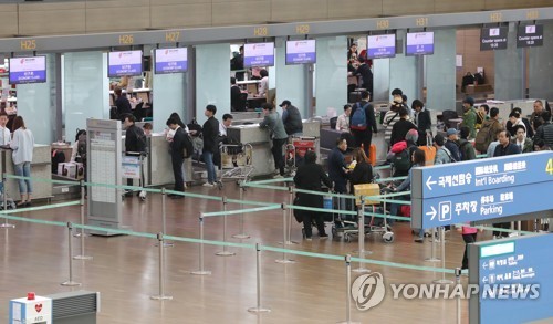 资料图片：略显冷清的机场（韩联社）