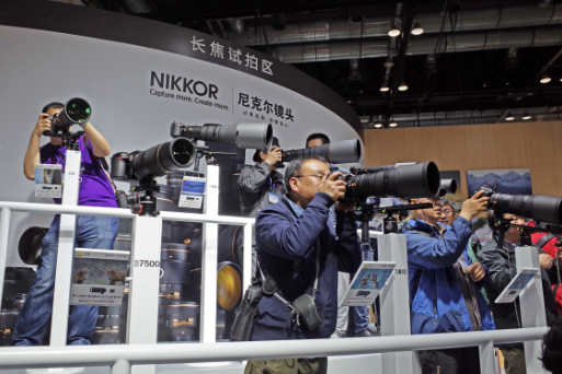 2017年4月21日，在第二十届中国国际照相机械影像器材与技术博览会上的尼康展台。资料图