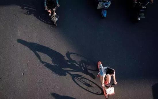 （资本的娴熟操练开始露出邪恶面孔，但是如果没有疯狂的资金快速挤进并填满一个个赛道，用最昂贵又最廉价的成本快速试错、快速修正，共享的终局将不会快速拉近到我们眼前。图/视觉中国）