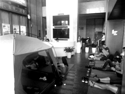 还有讨债人搭起了帐篷 摄影/实习记者 杨思萌