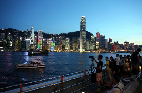 资料图片:香港尖沙咀观赏夜景 新华社记者 李鹏 摄
