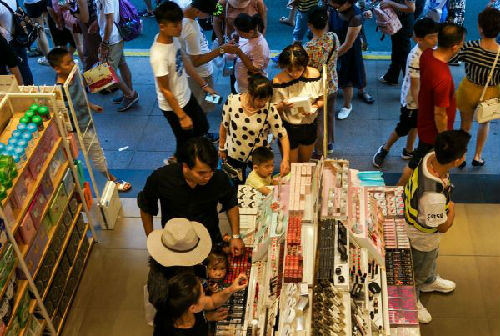 中国希望加强消费并降低对出口的依赖。图为顾客在上海一家商店挑选商品。（法新社）
