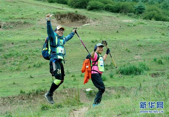 8月17日，两名清华大学经管学院EMBA的学生在焉支山线路上行进。
