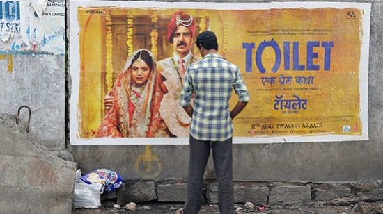 2017年年8月12日，一名印度男子在电影“厕所：一个爱情故事”的海报下随地小便。图片来源：视觉中国