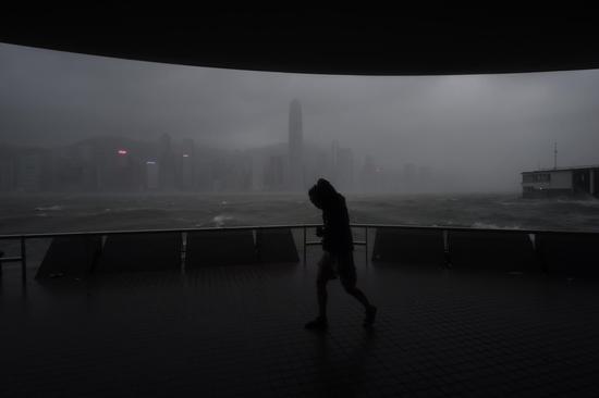 香港拉响最高级别台风警报 港交所取消全天交