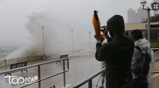 18年来首个日间10号台风信号 港岛杏花邨掀5