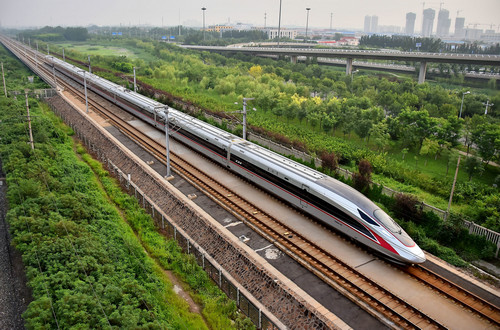 资料图片：8月21日，从北京南开往天津的C2001次“复兴号”中国标准动车组驶入天津市区。新华社发
