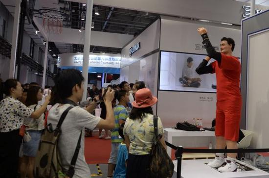 这是在北京举行的2017年世界机器人大会上展出的高仿真人投篮机器人（8月24日摄）。 新华社记者 李欣 摄
