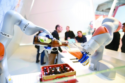 库卡机器人倒啤酒 光明图片/视觉中国