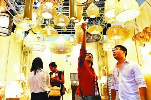 义乌国际小商品博览会上，印度客商在选购节能灯饰。