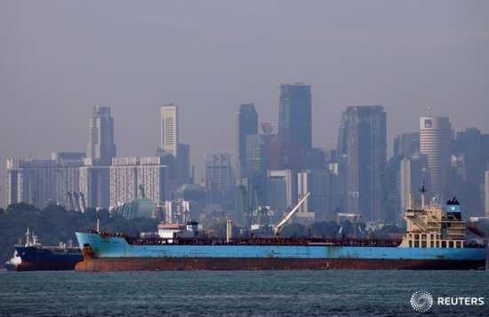 资料图片：2016年6月，油轮经过新加坡附近海域。
