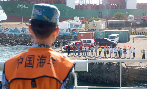 当地时间2014年12月14日，第十八批护航编队巢湖舰顺利抵靠吉布提港。视觉中国