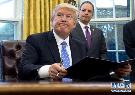 1月23日，在美国华盛顿白宫，美国总统特朗普准备签署美国退出TPP的行政命令。