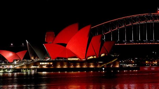 为庆祝中国春节点亮红灯的悉尼歌剧院