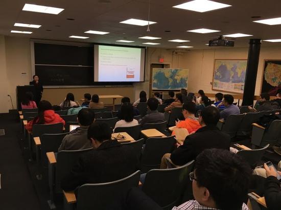 张利华在美国哈佛大学演讲，几百年历史老教室有点旧。