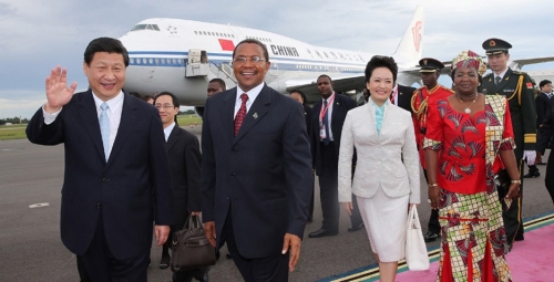 2013年3月24日，习主席和夫人彭丽媛一行抵达坦桑尼亚，时任坦总统基奎特与夫人萨尔玛赴机场迎接。