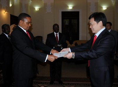 2012年3月9日，我向时任坦总统基奎特递交国书。
